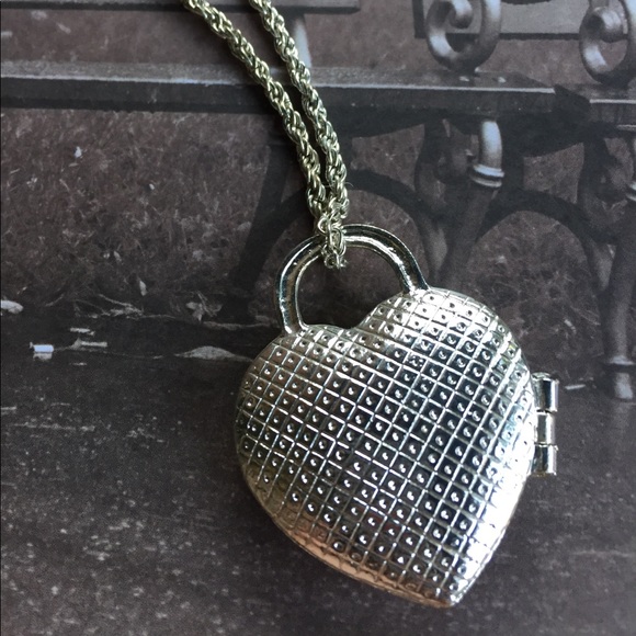 Heart Locket Necklace 🔐 - Picture 3 of 4